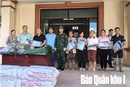 Trao 1.500 suất quân trang cứu trợ cho bà con vùng lũ
